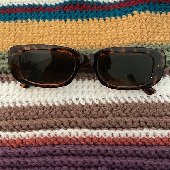 Pack of 2: Rectangular Sunglasses ( Black and Tortoise Shell) - Picture 3 of 3